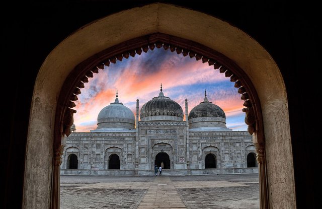 abbasi mosque bahawalpur, a replica of moti mosque in Delhi